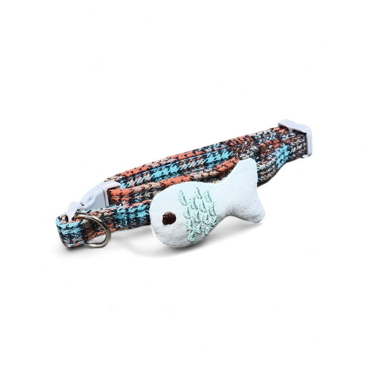 Maroc-animalerie adjustable woven fabric cat collar with fish charm, featuring a multi-colored pattern and secure buckle.