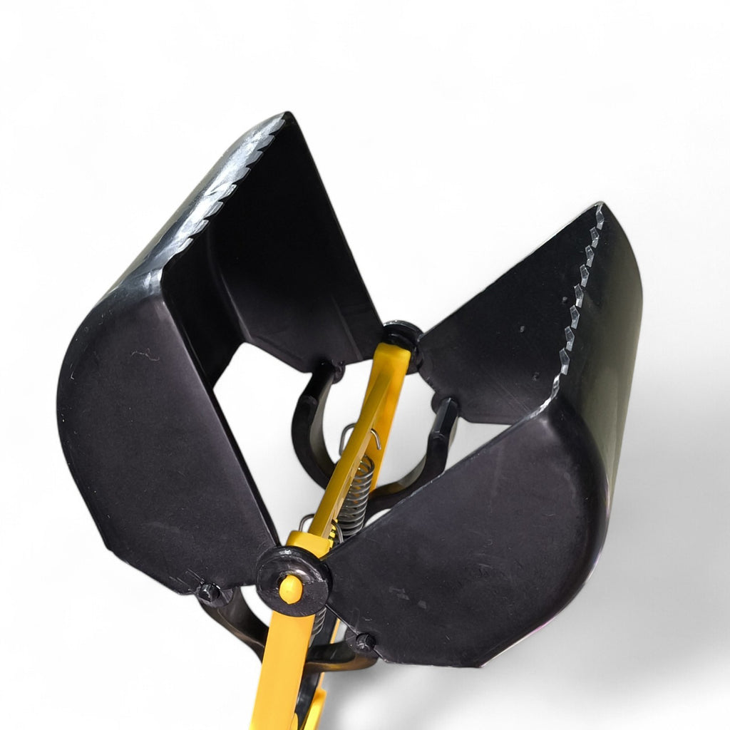 Maroc-animalerie black and yellow plastic pet waste pickup tool with sturdy jaws and long handle for efficient, hands-free cleanup.