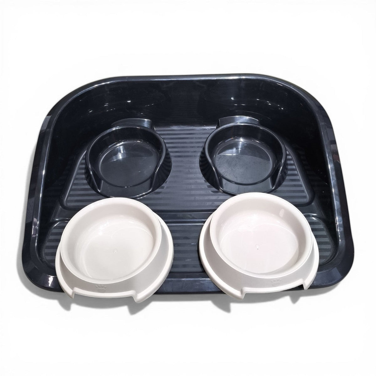 Maroc-animalerie double pet bowl feeder set with two white bowls on a black tray. Raised edge and non-slip surface.