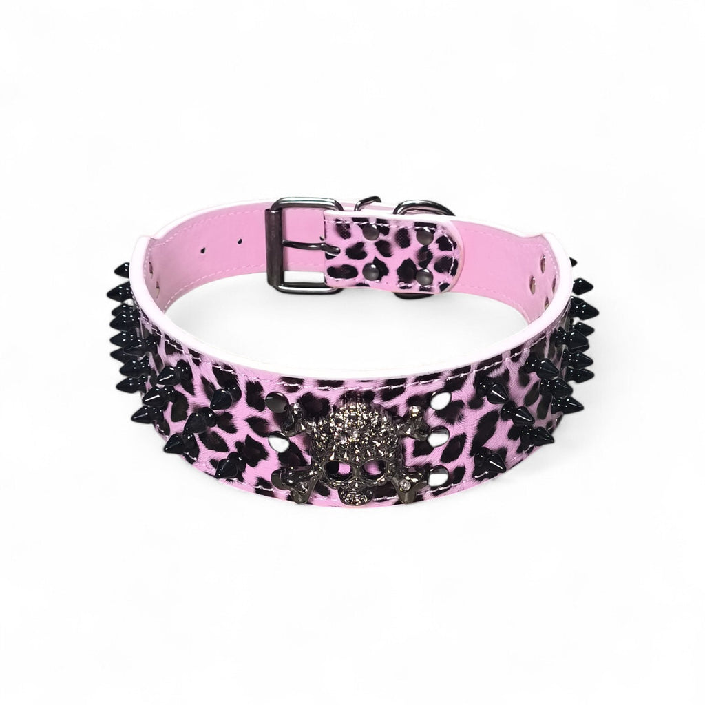 Maroc-animalerie pink leopard print faux leather dog collar with black spikes and skull charm. Adjustable buckle.